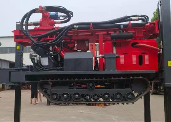 ST 200 Crawler gemonteerd boorapparaat met 76 mm boorstaven voor boorwerk in rotsachtige gebieden