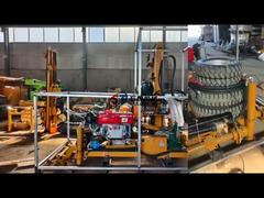 Van dichterbij bekeken: boorputboring met kleine Easy Movement-tractor met hydraulisch systeem